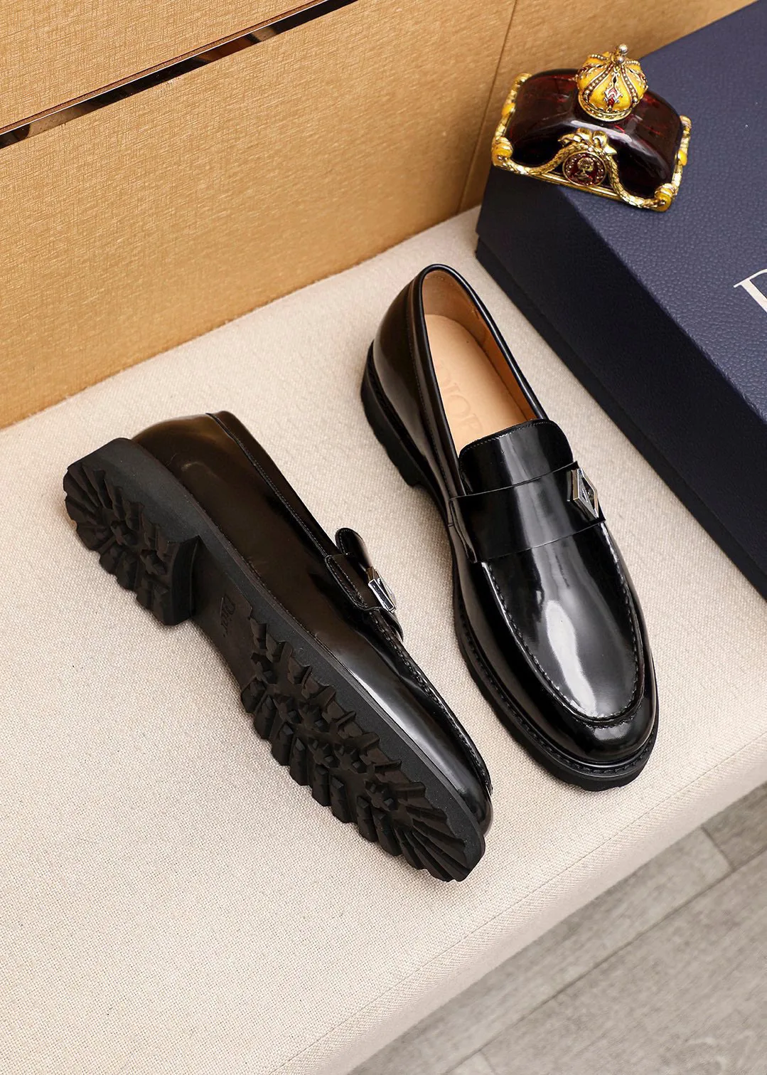 Men's shoes 💰460 💐 Product trademark: Dior "Dior" casual leather shoes Regular size: 39-44 (38.45🉑️customized) Product materials: Selected Italian imported first-layer open-edge beaded cowhide upper + classic hardware buckle, imported water-dyed cowhide lining. Strong three-dimensional visual effect, foam outsole Color: 2⃣️colors available